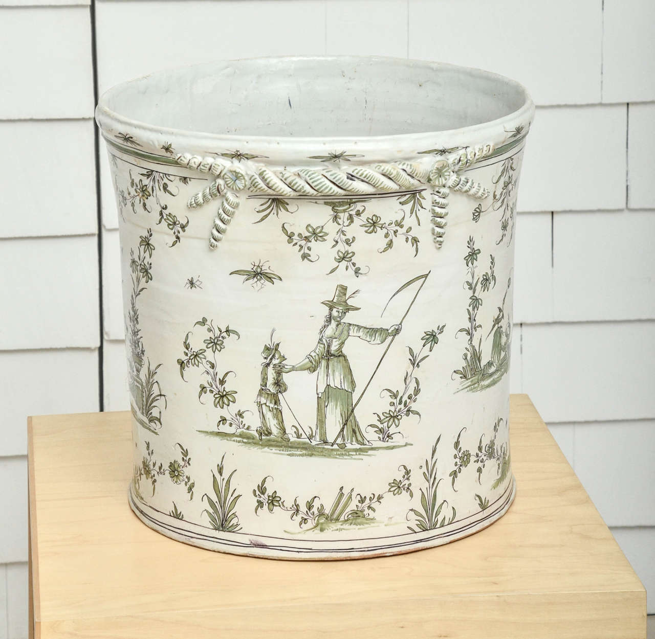 Exceptionally Large 18th Century Moustiers Faience Jardiniere In Good Condition In New York, NY